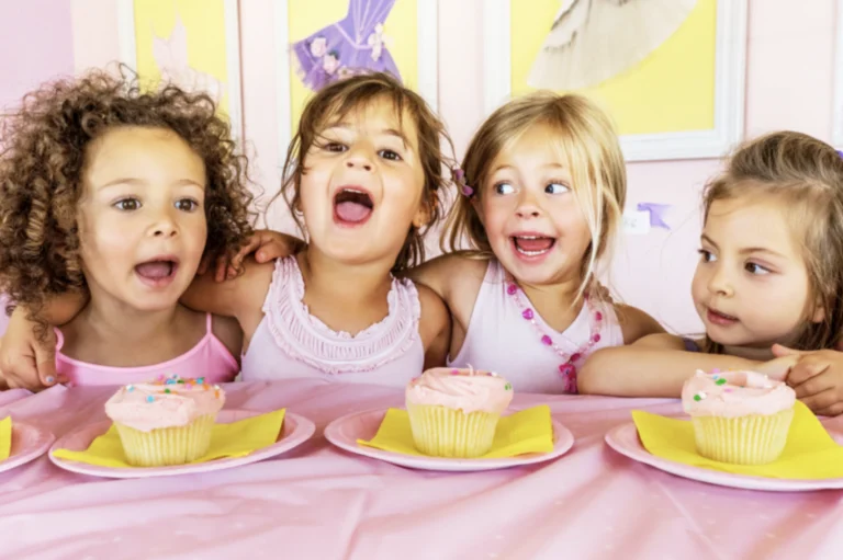 Little ballerinas with cupcakes